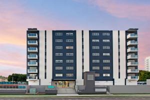 een groot gebouw met balkons aan de zijkant bij Marina View Studio Apartment in Townsville