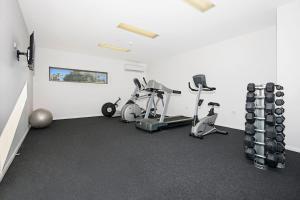 een fitnessruimte met cardio-apparatuur in een kamer bij Marina View Studio Apartment in Townsville