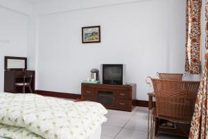a bedroom with a bed and a tv on a dresser at 峽谷民宿 Valley B&B in Fushi