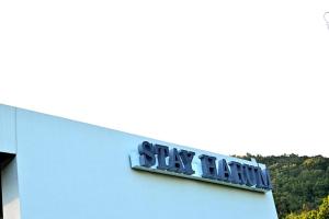 een blauw bord aan de zijkant van een gebouw bij Stay Harum Cheongdo in Hŭksŏk