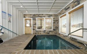 una piscina en una habitación con una pared de ladrillo en A Pools Paradise, en Pigeon Forge