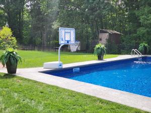 Bazén v ubytování Comfortable, spacious, 1bdrm basement apartment, sleeps 4 nebo v jeho okolí