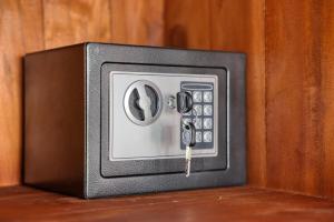 eine kleine Mikrowelle mit Schlüssel darin in der Unterkunft Kapouk Cottage in Nusa Penida