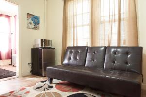 O zonă de relaxare la Studio, One and Two Bedroom Apartments - Bronx