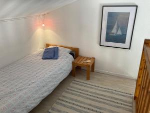 a small bedroom with a bed and a table at Maisons du lac in Le Barcarès