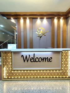 a welcome sign in front of a store at دار ريدا للشقق المخدومة - Raida Hotel Appartments in Ad Dawādimī