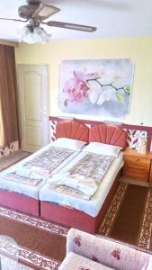 2 Betten in einem Zimmer mit Wandgemälde in der Unterkunft Villa Summer House in Sweti Konstantin