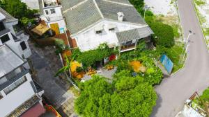 Ein Garten an der Unterkunft Guilin Tranquil Peaks Retreat by Reed Flute Cave