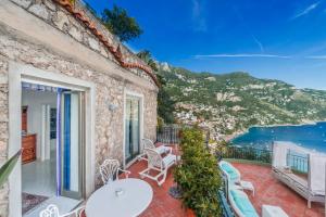 a house with a balcony with a view of the ocean at Hotel Le Agavi in Positano