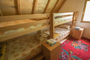 מיטה או מיטות קומותיים בחדר ב-Bungalows Katun Maja Karanfil