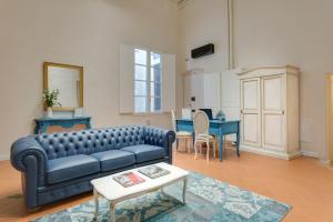 A seating area at Residenza D'Epoca Historia Luxury Boutique