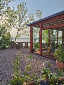 Un jardín fuera de Cozy river-view suite