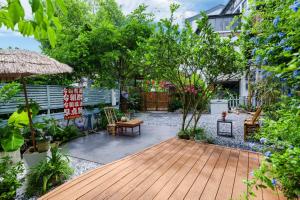 Ein Garten an der Unterkunft Guilin Tranquil Peaks Retreat by Reed Flute Cave