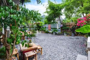 Ein Garten an der Unterkunft Guilin Tranquil Peaks Retreat by Reed Flute Cave