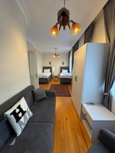 sala de estar con sofá y 2 camas en Stanpoli Family Apartments, en Estambul 4 fotos más