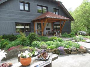 ein Haus mit einem Pavillon im Garten in der Unterkunft Ferienwohnung an der Lay in Bach