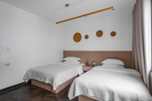 Ein Bett oder Betten in einem Zimmer der Unterkunft Guilin Tranquil Peaks Retreat by Reed Flute Cave