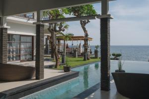 Bazén v ubytování Blue Marlin 6-BR Villa Singaraja Bali nebo v jeho okolí