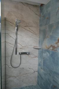 une douche avec pommeau de douche dans une salle de bain dans l'établissement Im Herzen der Altstadt von Naumburg-Saale, à Naumbourg 34 autres photos