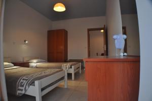 Giường trong phòng chung tại Zouboulia Apartments