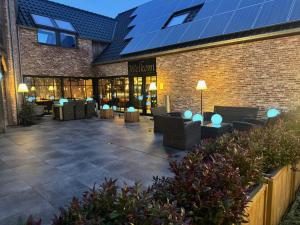 哈瑟尔特B&B Sasput的一座建筑的侧面设有太阳能电池板