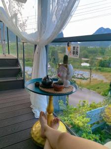 Ein allgemeiner Bergblick oder ein Berglick von des Privatzimmers aus
