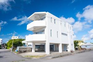 un edificio blanco al costado de una calle en ハレルヤ石垣, en Ishigaki Island