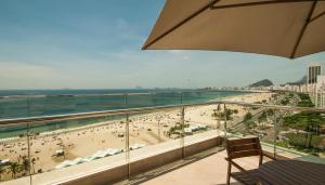 uma varanda com vista para a praia e para o oceano em Arena Leme Hotel no Rio de Janeiro
