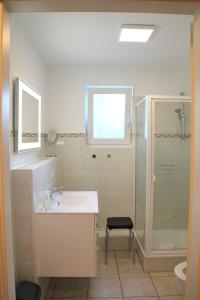 a bathroom with a sink and a shower at Ferienwohnung Seeblick Plöner See in Ascheberg