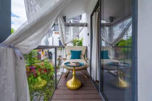 Ein Balkon oder eine Terrasse in der Unterkunft Guilin Tranquil Peaks Retreat by Reed Flute Cave
