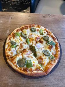 una pizza seduta sopra un tavolo di legno di Classy cottage a Gurgaon
