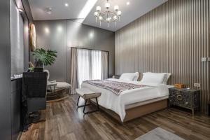 Ein Bett oder Betten in einem Zimmer der Unterkunft Guilin Tranquil Peaks Retreat by Reed Flute Cave