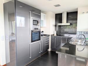 Köök või kööginurk majutusasutuses Barcelona Forum Pool and Parking included and Beach 5min +44 fotot