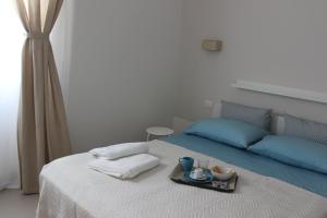 - une chambre avec un lit et un plateau de nourriture dans l'établissement SulMare Alba Adriatica, à Alba Adriatica