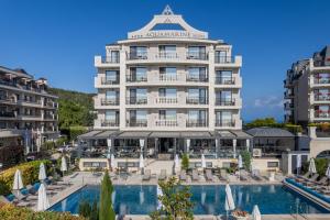 ein Hotel mit einem Pool vor einem Gebäude in der Unterkunft Aquamarine - Beach & SPA Hotel- All inclusive in Kranewo