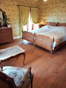 Postel nebo postele na pokoji v ubytování L'auberge hôtel Beauraing + 8 fotografií
