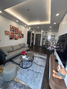una sala de estar con un sofá y una mesa en Tễu homestay, en Hai Phong