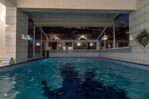ein Pool mit blauem Wasser in einem Gebäude in der Unterkunft Villa Solis in Split