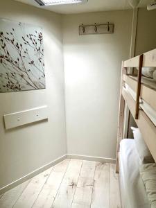 a bedroom with a bed and a painting on the wall at Huisje Eext - De Vos in Eext +34 photos