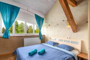 Ένα ή περισσότερα κρεβάτια σε δωμάτιο στο Vila Sanzila