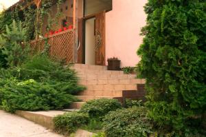 un conjunto de escaleras que conducen a una casa en Кімнати в центрі, en Uzhhorod