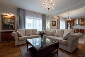 ein Wohnzimmer mit 2 Sofas und einem Glastisch in der Unterkunft Villa Solis in Split
