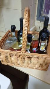 ein Korb mit Weinflaschen auf einer Theke in der Unterkunft Emilia in Barraquero