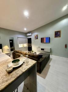 Balcony Open Plan Studio Units -Lekki 1, WI-FI, one with balcony, the other without TV 또는 엔터테인먼트 센터