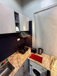 Balcony Open Plan Studio Units -Lekki 1, WI-FI, one with balcony, the other without 주방 또는 간이 주방