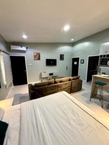 Balcony Open Plan Studio Units -Lekki 1, WI-FI, one with balcony, the other without 객실 침대