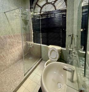 Balcony Open Plan Studio Units -Lekki 1, WI-FI, one with balcony, the other without 욕실