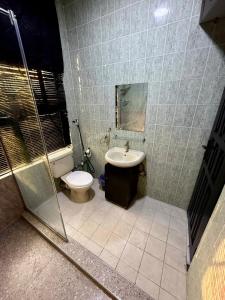 Balcony Open Plan Studio Units -Lekki 1, WI-FI, one with balcony, the other without 욕실