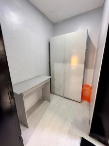 Balcony Open Plan Studio Units -Lekki 1, WI-FI, one with balcony, the other without 객실 침대