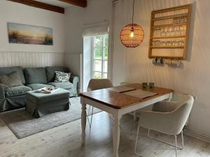 a living room with a table and a couch at Ferienwohnung 1 Hof Flüh in Klenzau